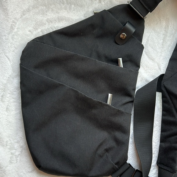 Vadoo Shoulder Sling Crossbody Bag - Picture 2 of 5